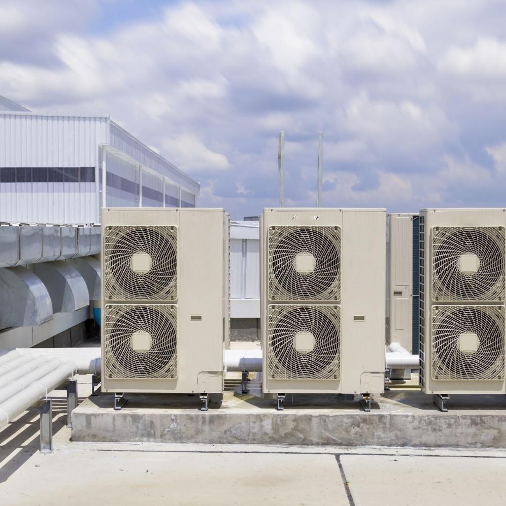 Große Klimageräte auf einem Dach